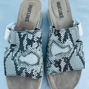 Muk Luks Snake patterned Wedge sandals Size 8.5  Velcro Adjustable Strap- Comfy!